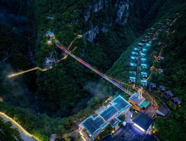 大福证券 湖北恩施地心谷推出新游览项目“悬崖列车”“地心奇航”